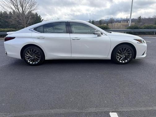 2025 Lexus ES 300h Luxury