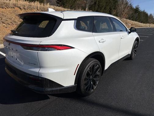 2025 Toyota Crown Signia LIMITED