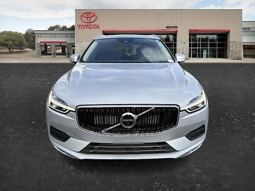 Silver 2019 Volvo XC60 T5 Momentum