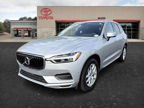 Silver 2019 Volvo XC60 T5 Momentum