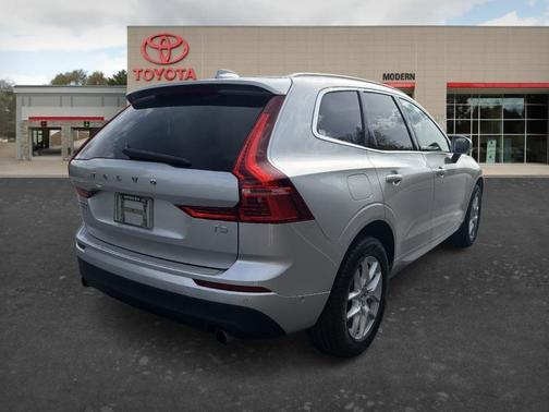 Silver 2019 Volvo XC60 T5 Momentum