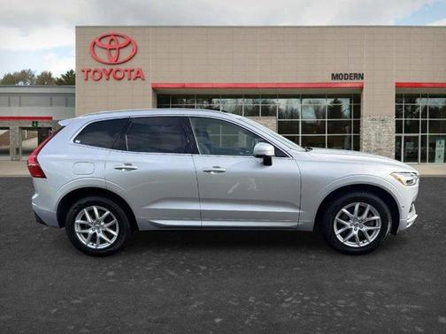 Silver 2019 Volvo XC60 T5 Momentum