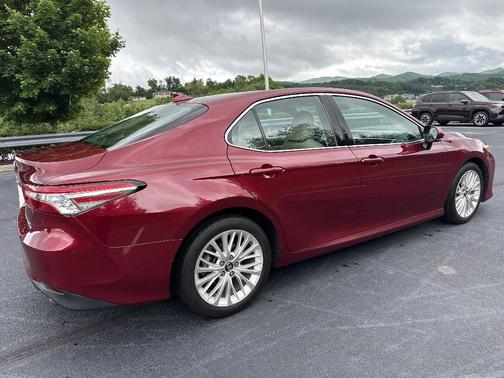 Red 2018 Toyota Camry XLE