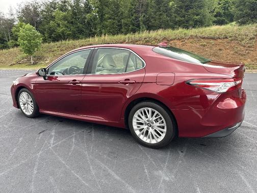 Red 2018 Toyota Camry XLE