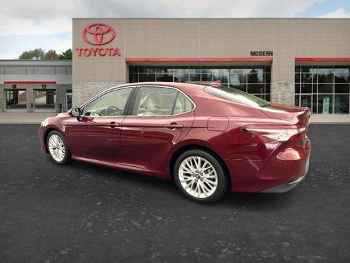 Red 2018 Toyota Camry XLE