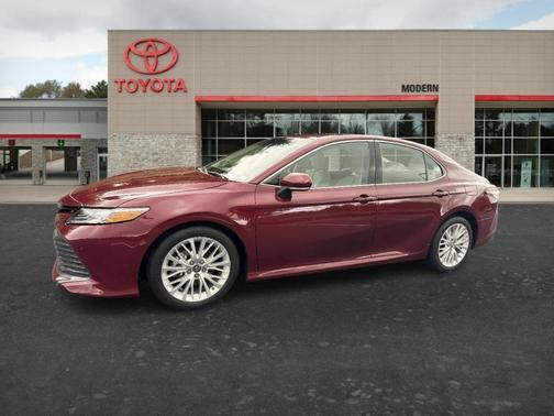 Red 2018 Toyota Camry XLE