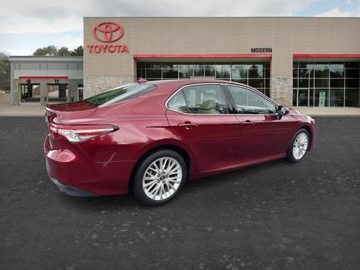 Red 2018 Toyota Camry XLE