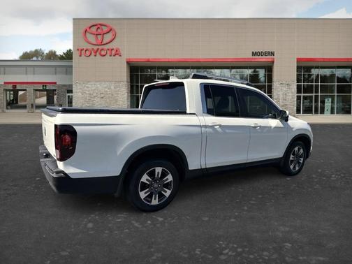 White 2017 Honda Ridgeline RTL-T