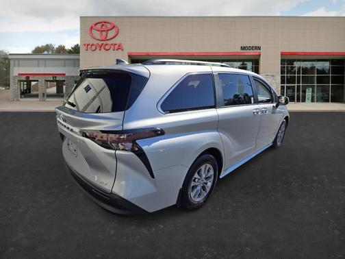 2025 Toyota Sienna XLE 8 Passenger