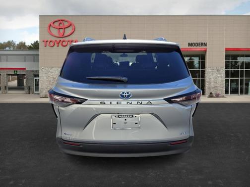 2025 Toyota Sienna XLE 8 Passenger