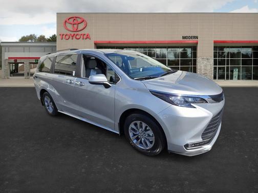 2025 Toyota Sienna XLE 8 Passenger