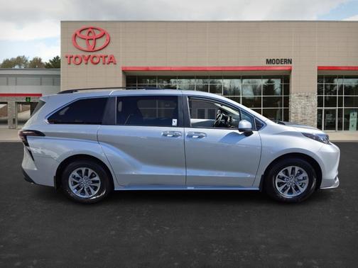 2025 Toyota Sienna XLE 8 Passenger