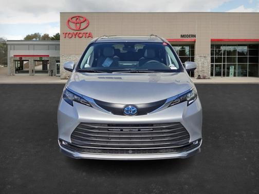 2025 Toyota Sienna XLE 8 Passenger