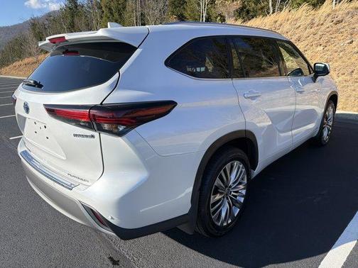 2024 Toyota Highlander Hybrid Platinum