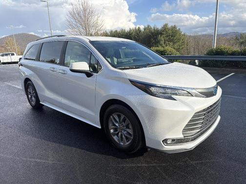 2025 Toyota Sienna XLE