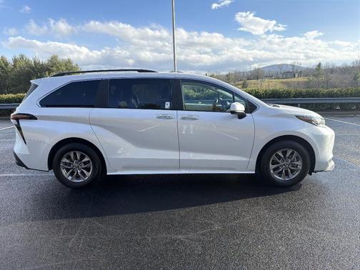 2025 Toyota Sienna XLE