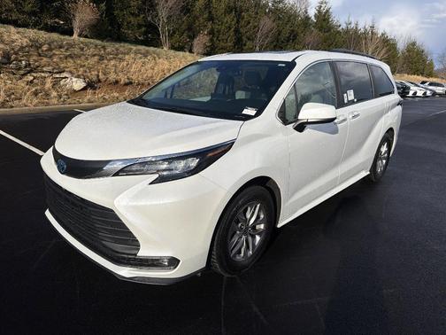 2025 Toyota Sienna XLE