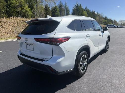 Red 2022 Toyota Highlander XLE