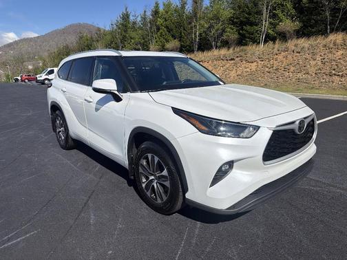 Red 2022 Toyota Highlander XLE