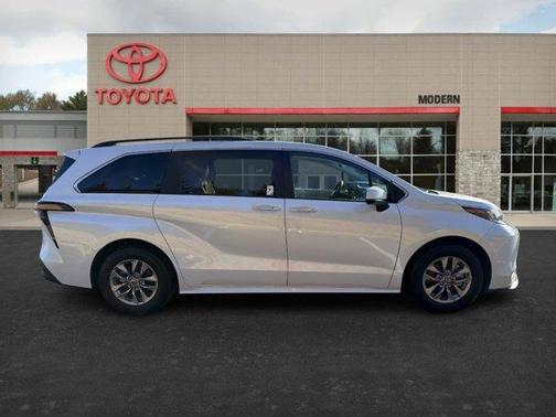 2025 Toyota Sienna XLE