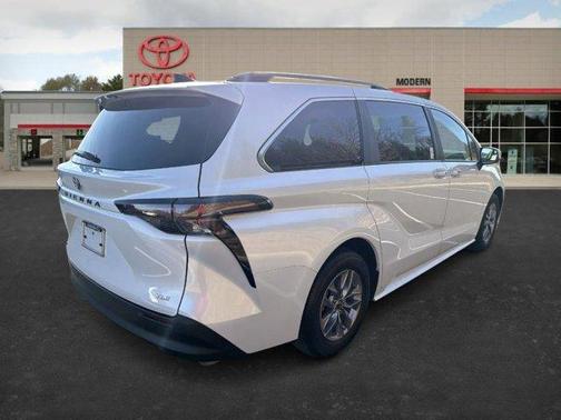 2025 Toyota Sienna XLE