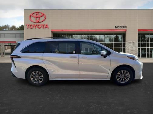 2025 Toyota Sienna XLE