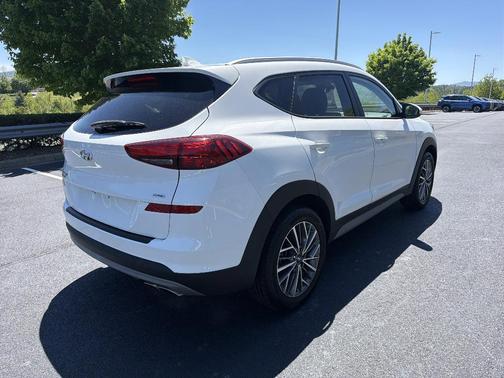 White 2021 Hyundai TUCSON SEL