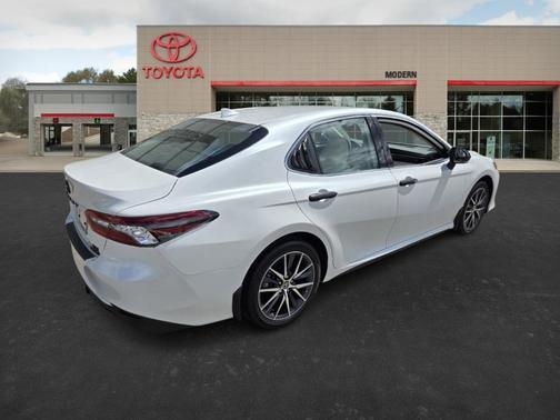 2023 Toyota Camry Hybrid XLE