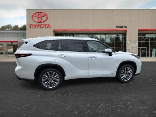 White 2026 Toyota Highlander Hybrid Platinum