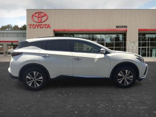 White 2023 Nissan Murano SV