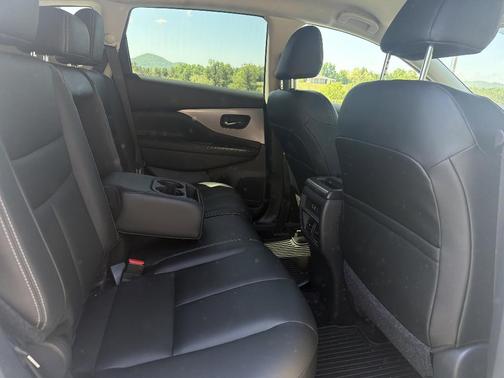 White 2023 Nissan Murano SV