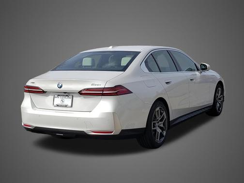 Mineral White Metallic 2026 BMW 530 i xDrive