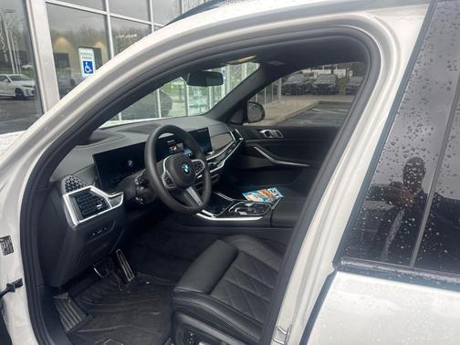 Mineral White Metallic 2025 BMW X5 xDrive40i