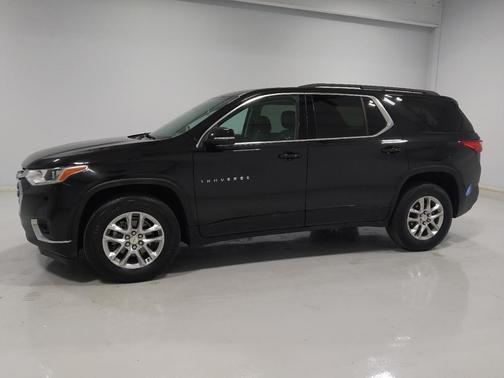 Mosaic Black Metallic 2021 Chevrolet Traverse LT Cloth