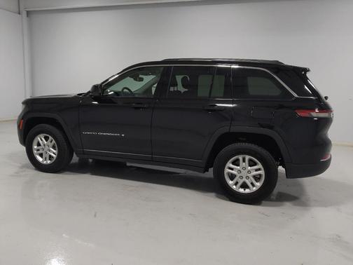 Diamond Black Crystal Pearlcoat 2023 Jeep Grand Cherokee Laredo