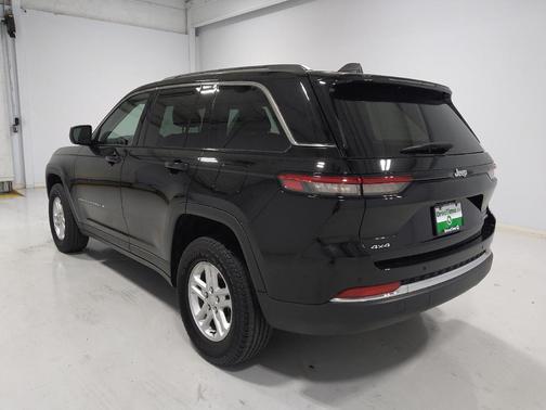 Diamond Black Crystal Pearlcoat 2023 Jeep Grand Cherokee Laredo