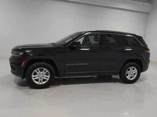 Diamond Black Crystal Pearlcoat 2023 Jeep Grand Cherokee Laredo