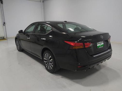 Super Black 2023 Nissan Altima 2.5 SV