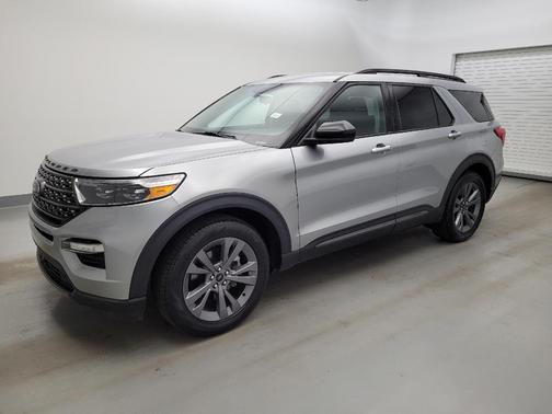 Iconic Silver Metallic 2022 Ford Explorer XLT