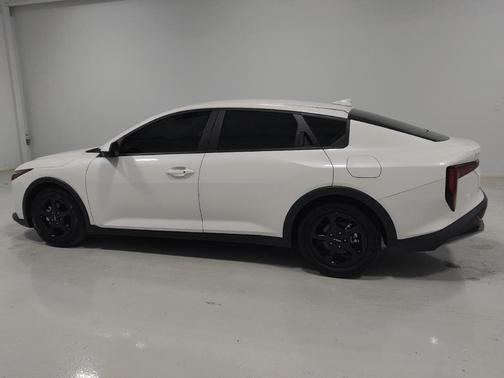 Snow White Pearl 2025 Kia K4 LXS