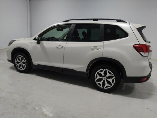 Crystal White Pearl 2021 Subaru Forester Premium