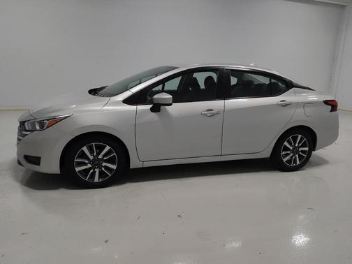 Brilliant Silver Metallic 2023 Nissan Versa 1.6 SV