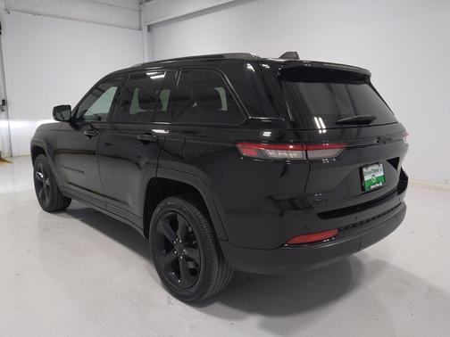 Diamond Black Crystal Pearlcoat 2023 Jeep Grand Cherokee Altitude