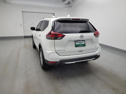 White 2019 Nissan Rogue SV