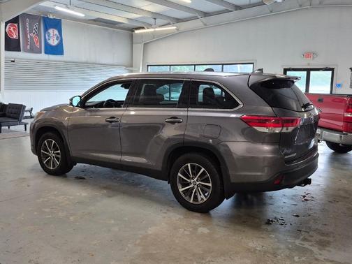 Grey 2019 Toyota Highlander XLE