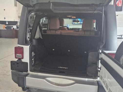 Bright White Clearcoat 2013 Jeep Wrangler Unlimited Sahara