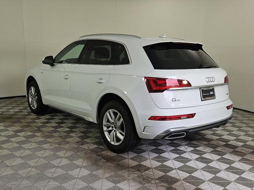 Glacier White Metallic 2023 Audi Q5 45 S line quattro Premium