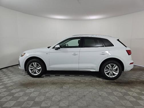 Glacier White Metallic 2023 Audi Q5 45 S line quattro Premium