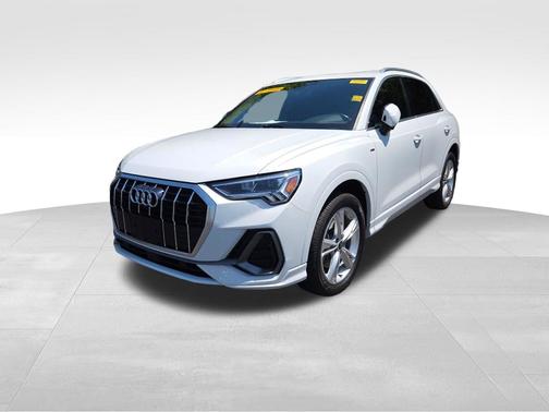 Glacier White Metallic 2022 Audi Q3 45 S line Premium