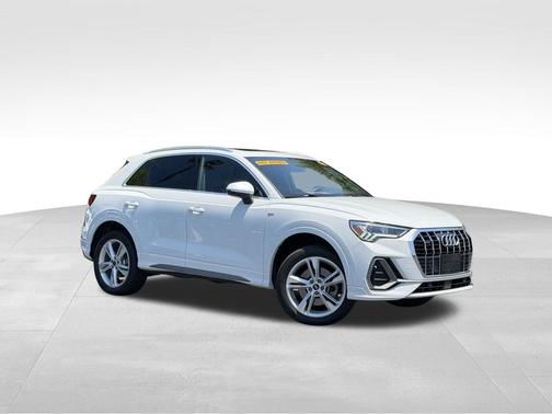 Glacier White Metallic 2022 Audi Q3 45 S line Premium